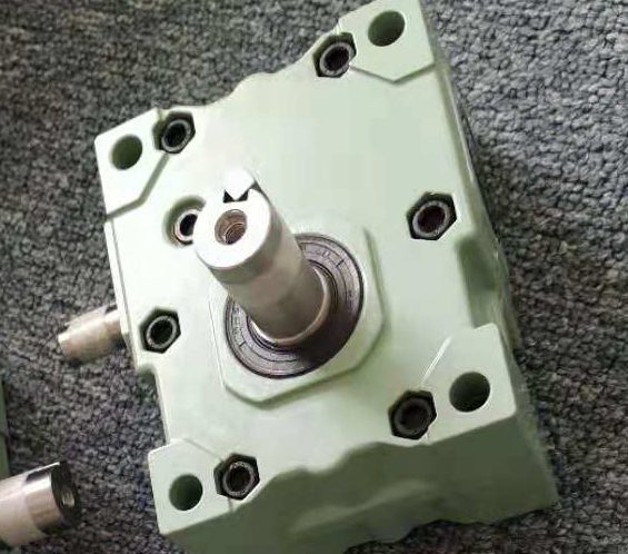 日本TSUBAKI椿本蜗轮蜗杆减速机型号：SW80B10RF...